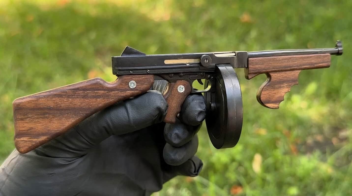 Thompson Submachine Gun (scale 1:5)