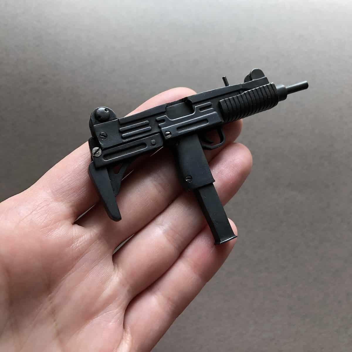 1-7.jpeg UZI Black Submachine Gun (scale 1:5)