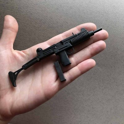 2-8.jpeg UZI Black Submachine Gun (scale 1:5)