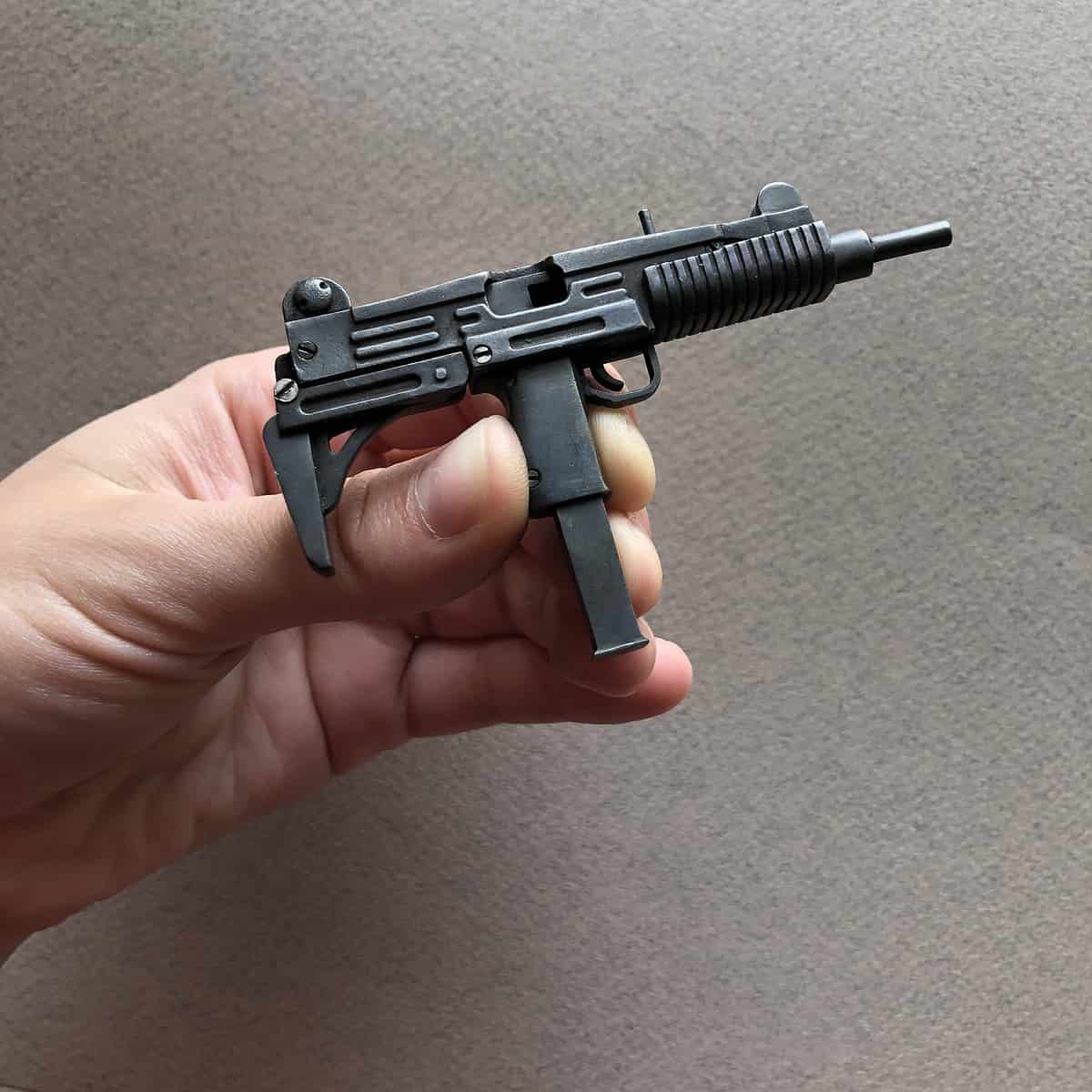 4-4.jpeg UZI Black Submachine Gun (scale 1:5)