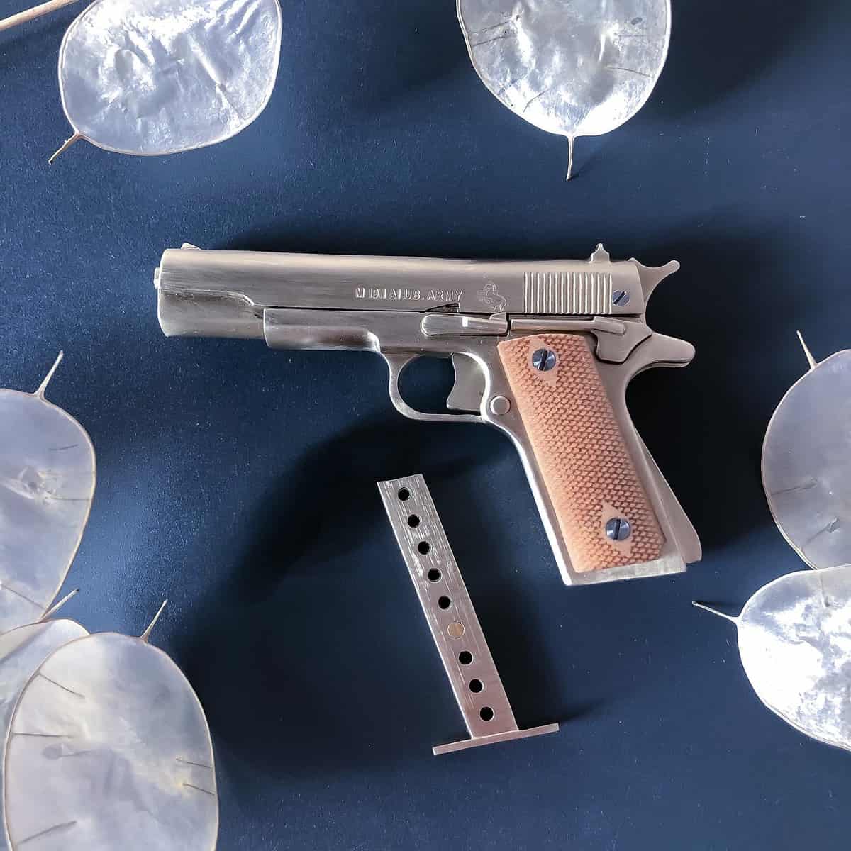 6-3.jpg Colt 1911 with Wood Grips (scale 1:3)