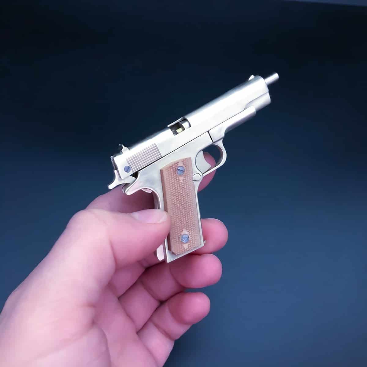 7-3.jpg Colt 1911 with Wood Grips (scale 1:3)