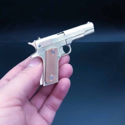 8-1-1.jpg Colt 1911 with Wood Grips (scale 1:3)