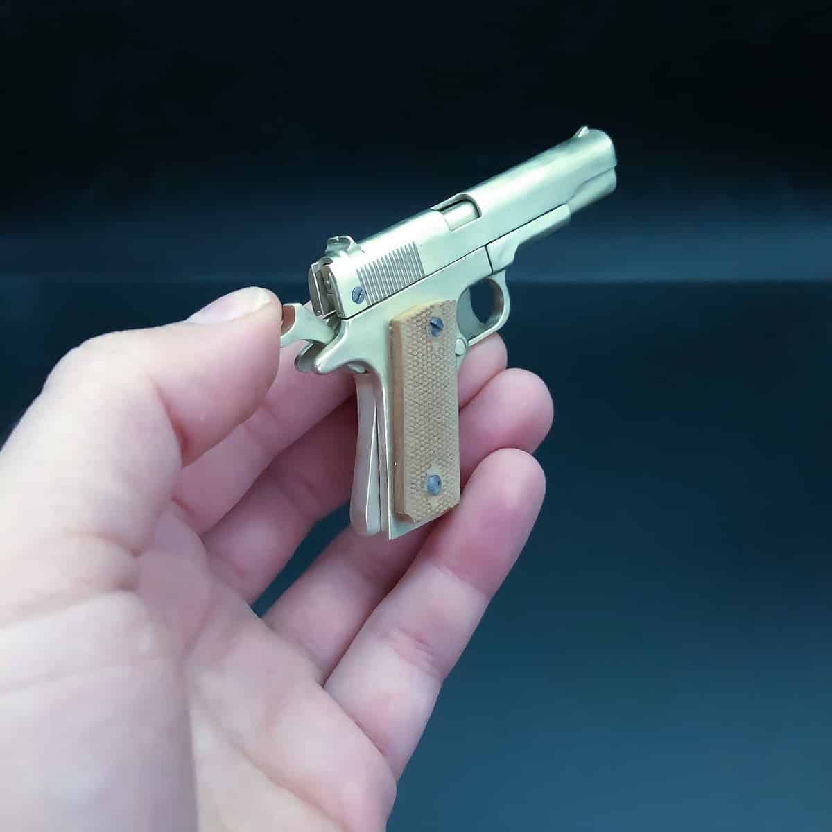 9-1.jpg Colt 1911 with Wood Grips (scale 1:3)