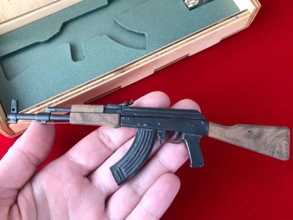 AK47-Kalashnikov-Rifle-07.jpg AK-47 (scale 1:6) Miniature Rifle