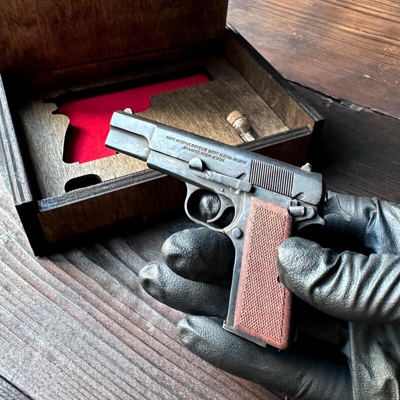Browning-Hi-Power-Pistol-08.jpg Browning Hi-Power (Scale 1:3) Miniature Pistol