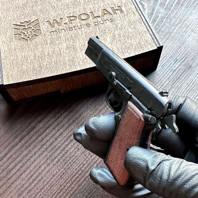 Browning-Hi-Power-Pistol-09.jpg Browning Hi-Power (Scale 1:3) Miniature Pistol