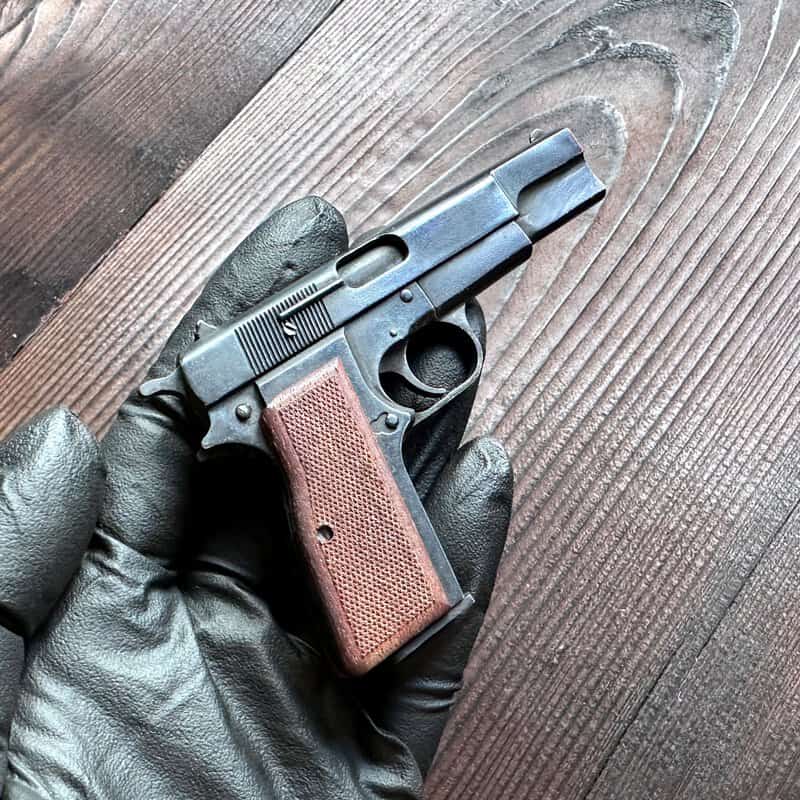 Browning-Hi-Power-Pistol-11.jpg Browning Hi-Power (Scale 1:3) Miniature Pistol