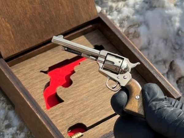 Colt-1873-Peacemaker-Revolver-01.jpg Colt 1873 Peacemaker Revolver (scale 1:4)