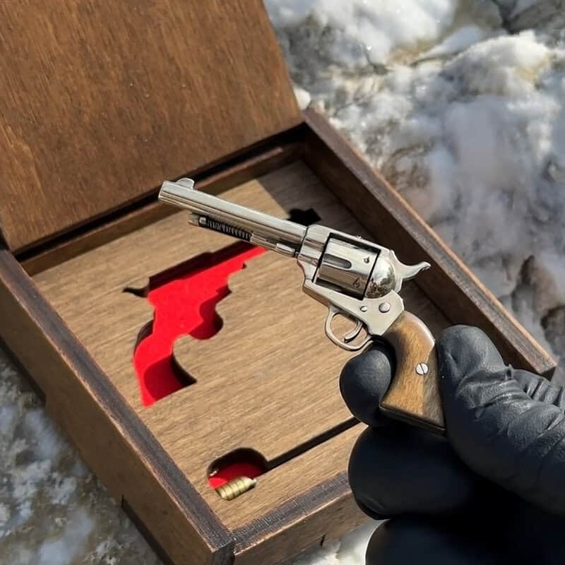 Colt 1873 Peacemaker Revolver (scale 1:4)