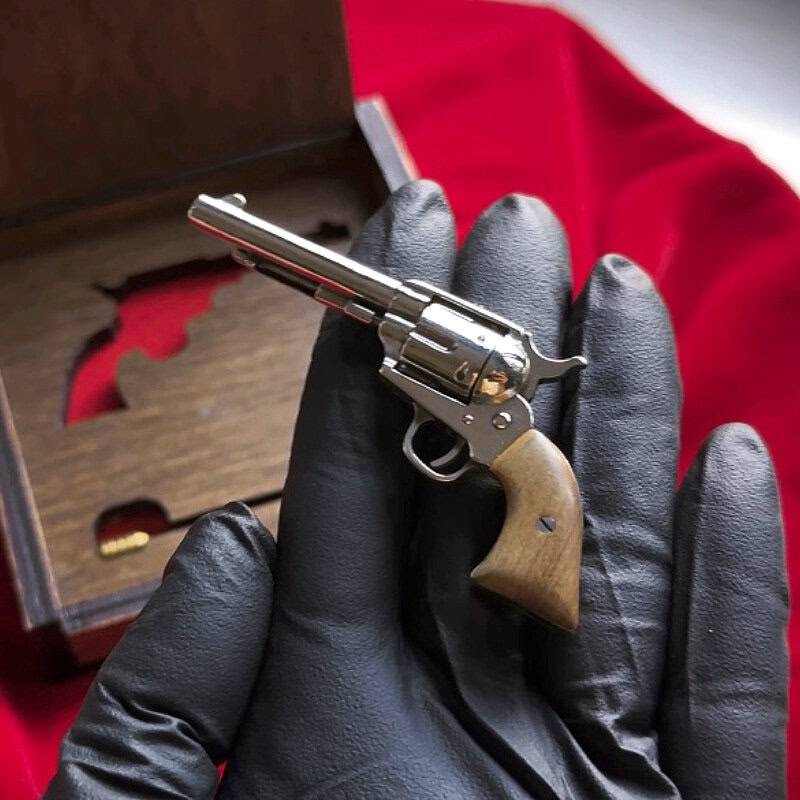Colt 1873 Peacemaker Revolver (scale 1:4)