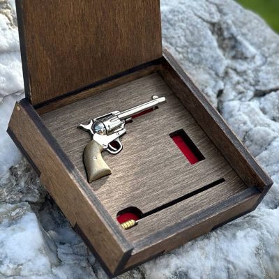 Colt 1873 Peacemaker Revolver (scale 1:4)