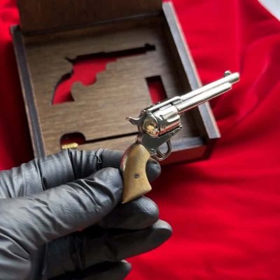 Colt 1873 Peacemaker Revolver (scale 1:4)