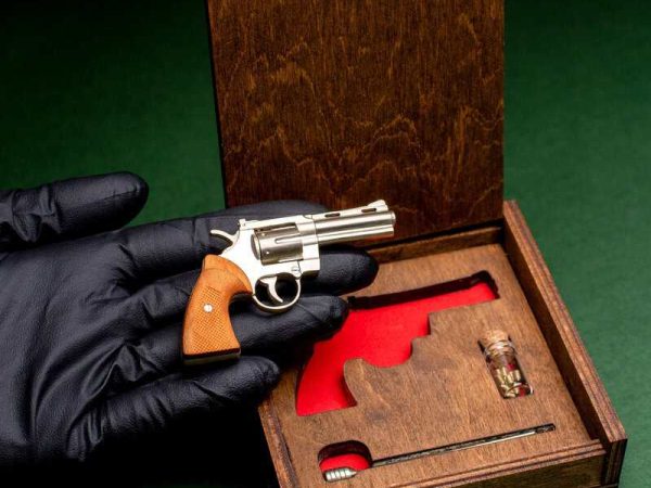 Colt-Python-357-Magnum-02-1.jpg Colt Python 357 Magnum 4″ Barrel Revolver (scale 1:4)