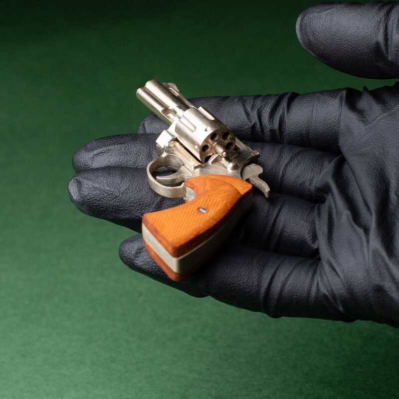 Colt Python 357 Magnum 4″ Barrel Revolver (scale 1:4)