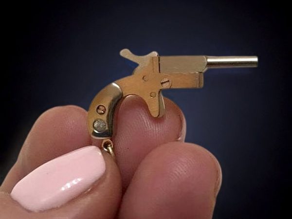 Derringer-Gold-with-Brilliants.jpg Derringer Gold Jewelry Gun with Brilliants (scale 1:6)
