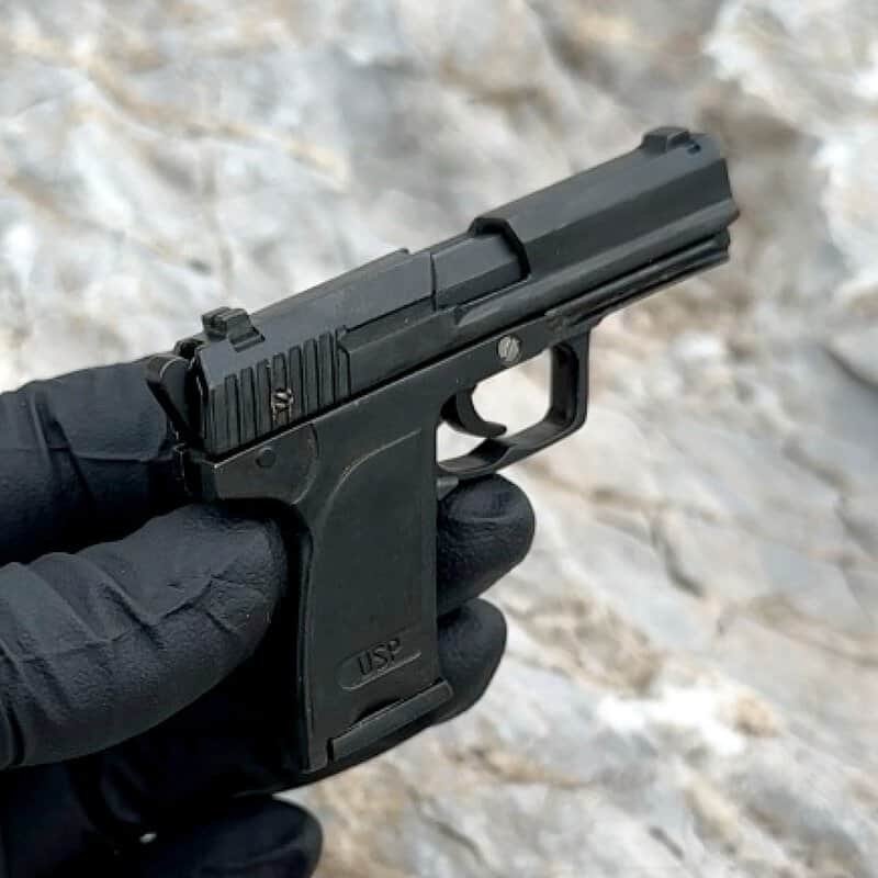 HK-USP-Pistol-With-Laser-Sight-01.jpg HK USP Pistol With Laser Sight (Scale 1:3)