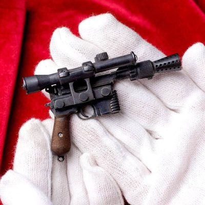 Han-Solo-Blaster-dl-44-02.jpg Han Solo Blaster dl-44 (scale 1:4)