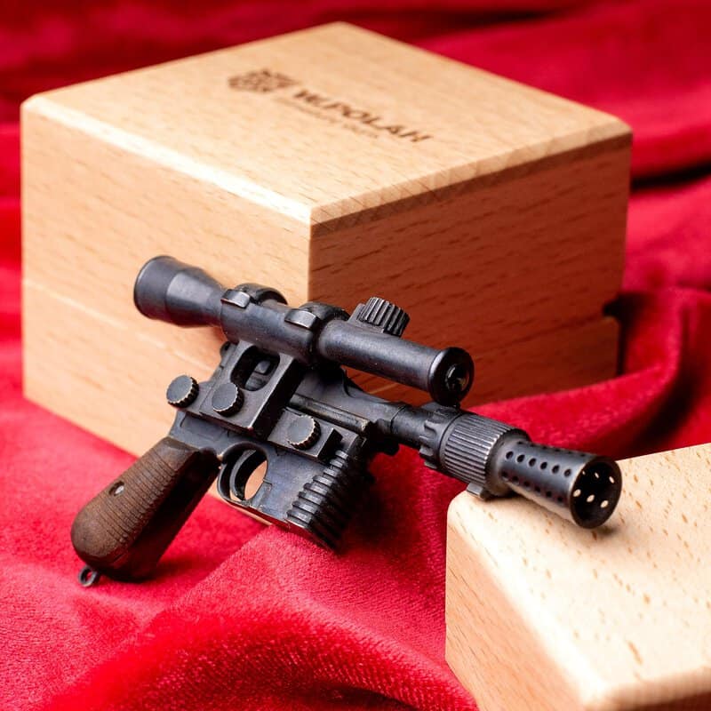 Han-Solo-Blaster-dl-44-03.jpg Han Solo Blaster dl-44 (scale 1:4)