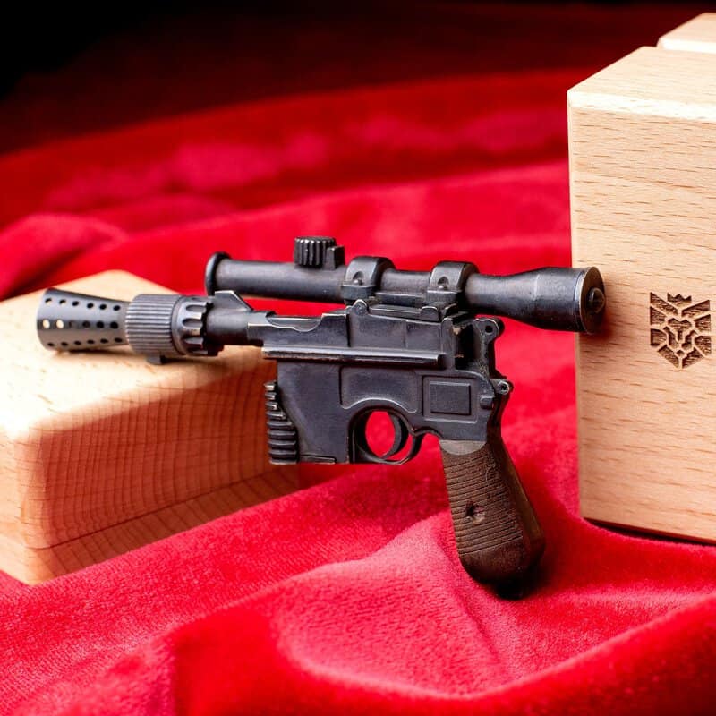 Han-Solo-Blaster-dl-44-04.jpg Han Solo Blaster dl-44 (scale 1:4)