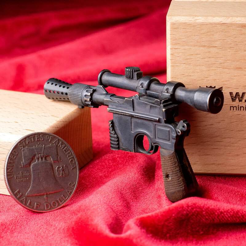 Han-Solo-Blaster-dl-44-06.jpg Han Solo Blaster dl-44 (scale 1:4)