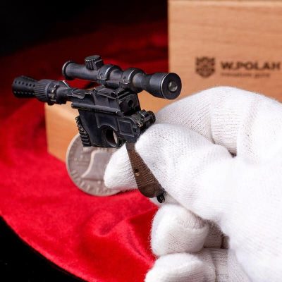 Han-Solo-Blaster-dl-44-07.jpg Han Solo Blaster dl-44 (scale 1:4)