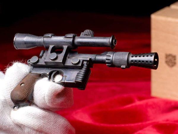 Han-Solo-Blaster-dl-44-08.jpg Han Solo Blaster dl-44 (scale 1:4)