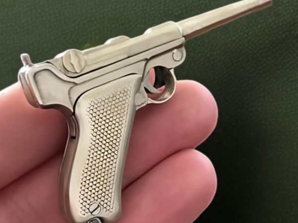 Luger-02.jpg Luger (scale 1:4) Miniature Pistol Key Chain