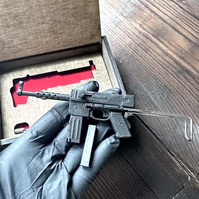 MAT-49-Submachine-Gun-01.jpg MAT-49 Submachine Gun (scale 1:6)