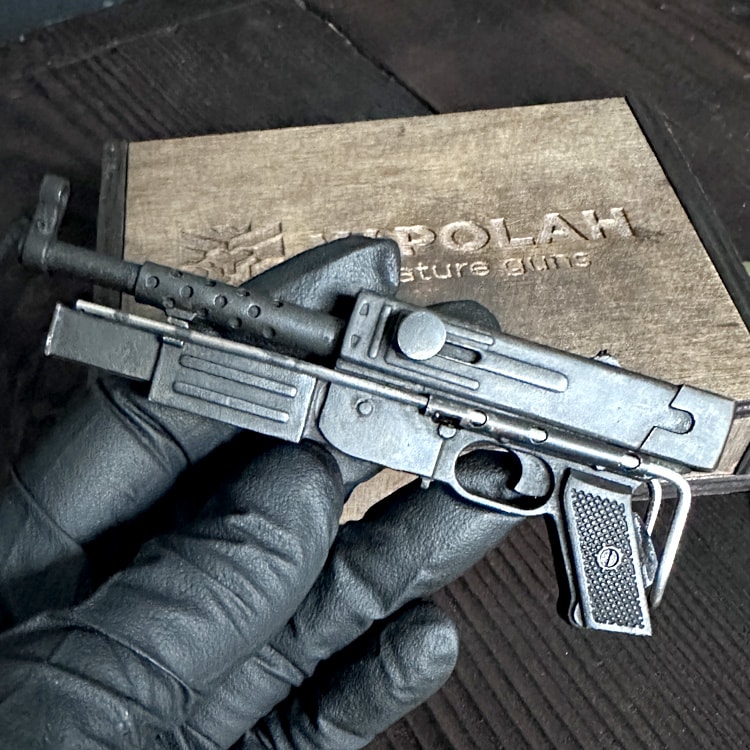 MAT-49-Submachine-Gun-05.jpg MAT-49 Submachine Gun (scale 1:6)