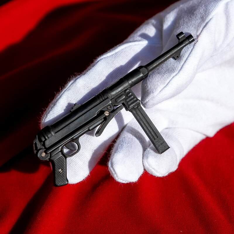 MP40-Submachine-Gun-03.jpg MP40 Submachine Gun (scale 1:6)