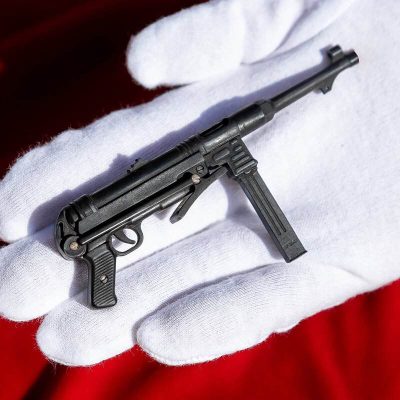 MP40-Submachine-Gun-04.jpg MP40 Submachine Gun (scale 1:6)