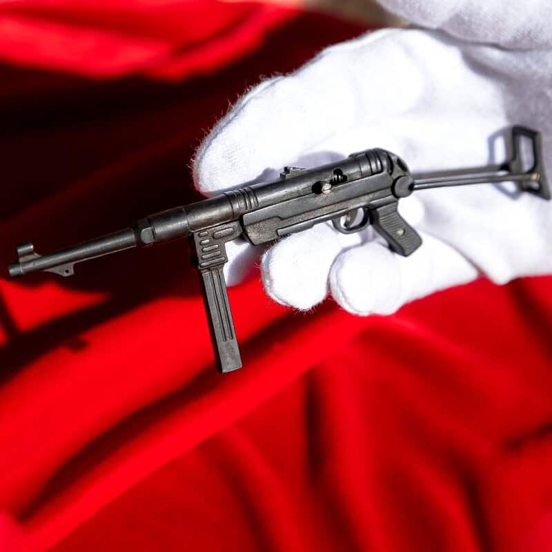 MP40-Submachine-Gun-05.jpg MP40 Submachine Gun (scale 1:6)