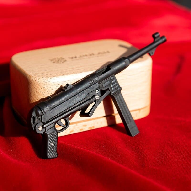 MP40-Submachine-Gun-06.jpg MP40 Submachine Gun (scale 1:6)