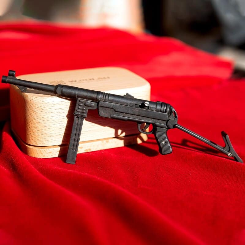 MP40-Submachine-Gun-07.jpg MP40 Submachine Gun (scale 1:6)