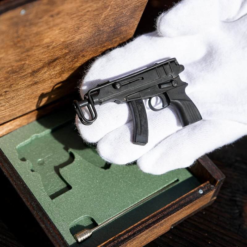Scorpion-Submachine-Gun-03-1.jpg Scorpion Submachine Gun (scale 1:4)
