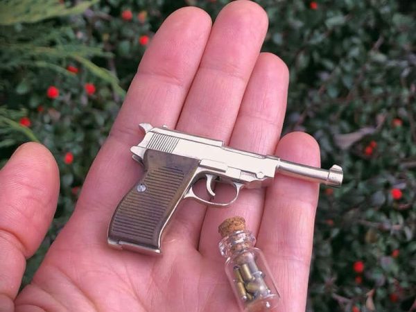 Walther-P38-wooden-grips.jpg Walther P38 (scale 1:4) Miniature Pistol