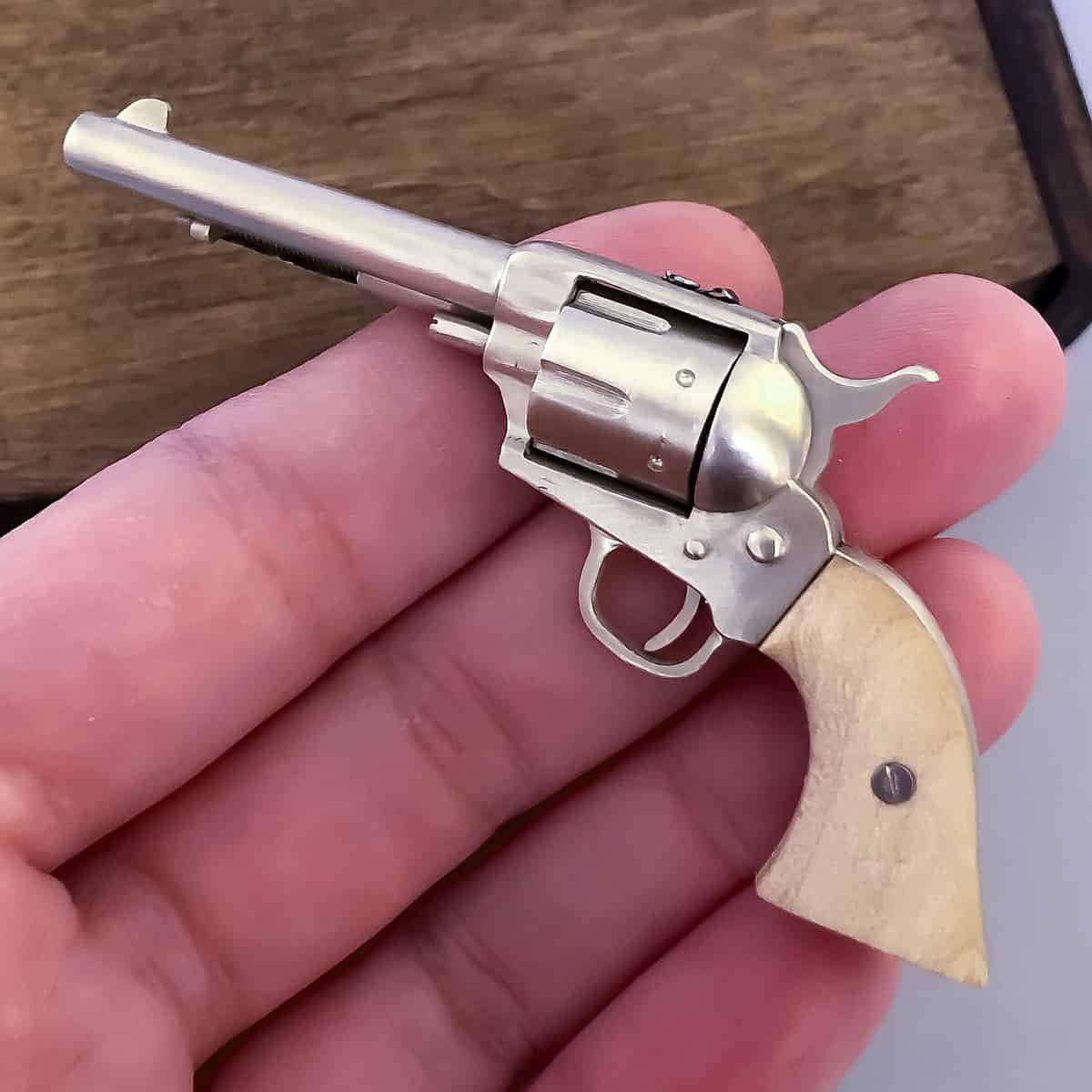 Colt 1873 Peacemaker Revolver (scale 1:4)