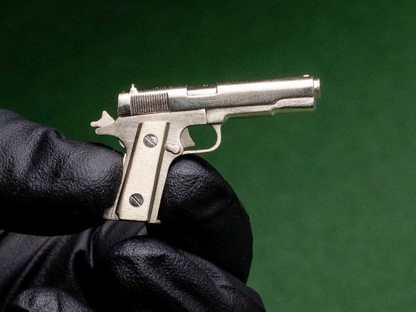 colt-1911-miniature-gun-03.jpg Colt 1911 (scale 1:6) Miniature Pistol