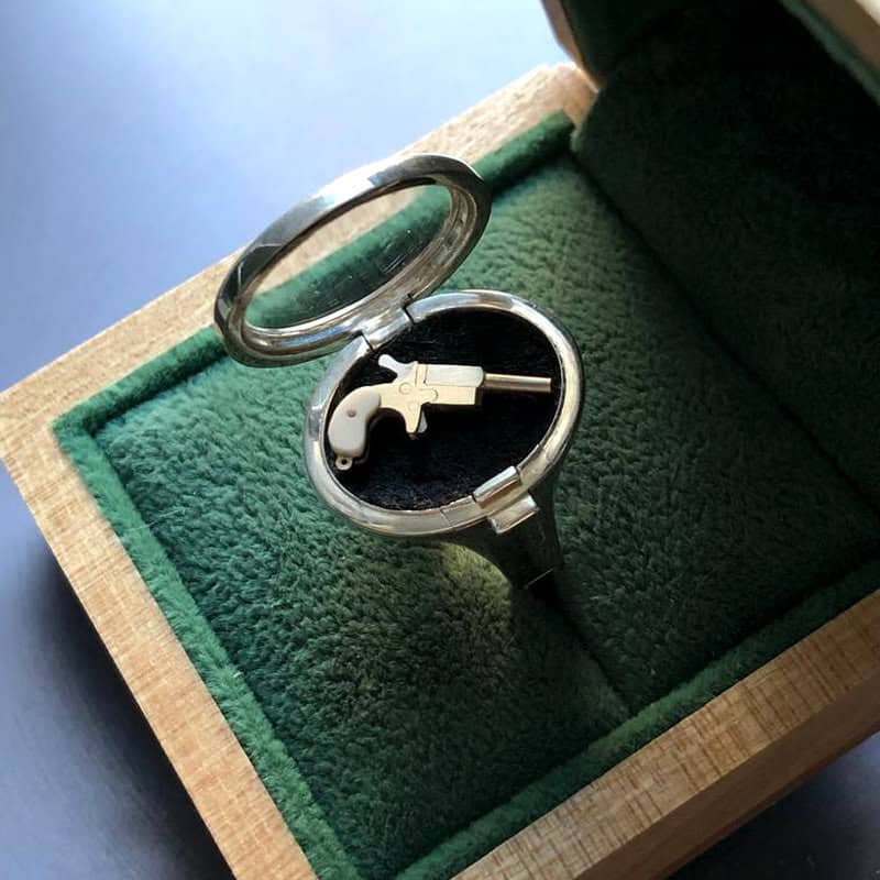 derringer-in-a-ring-09.jpg Golden Jewelry Derringer Pistol in a Ring