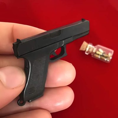glock-17-2.jpg Miniature M17 Black Gun (Scale 1:4)