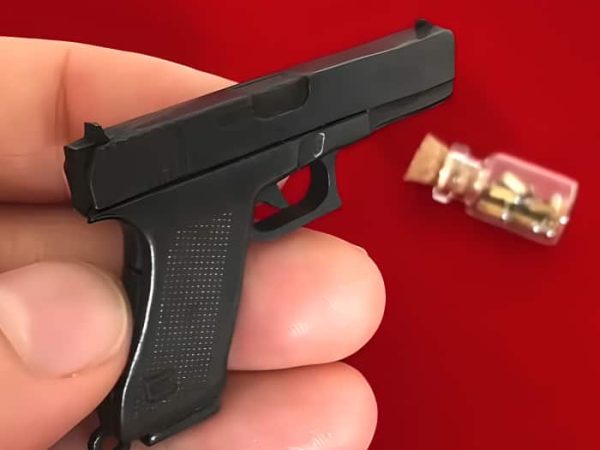 glock-17-2.jpg Miniature M17 Black Gun (Scale 1:4)