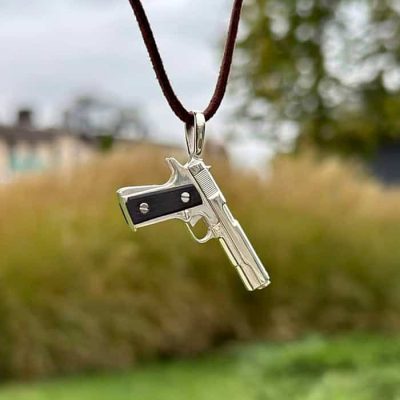 gun-necklace-pistol-pendant-silver-Colt-1911_e.jpg Gun Necklace with Silver Pistol Colt 1911 Pendant